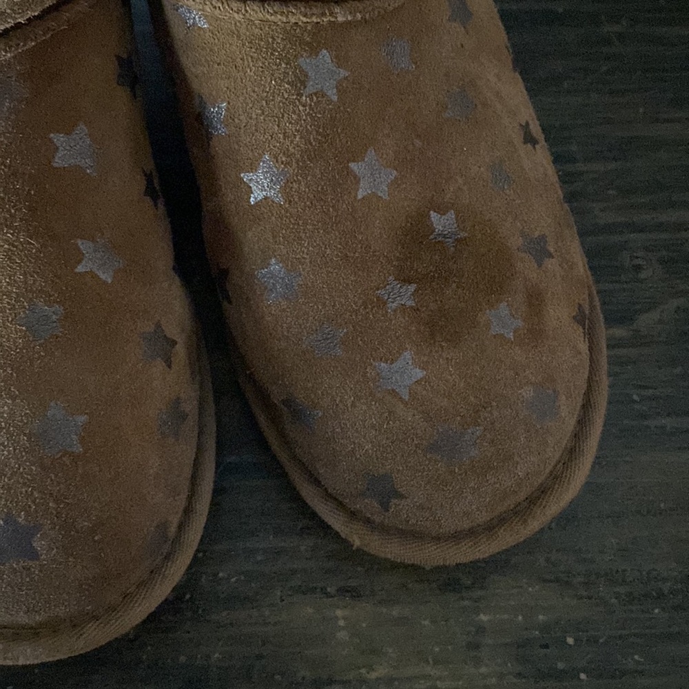 Rare Find – UGG Classic Short II Stars Boot 
Size 4 (Big Kid) | Color: Chestnut - Picture 8 of 15